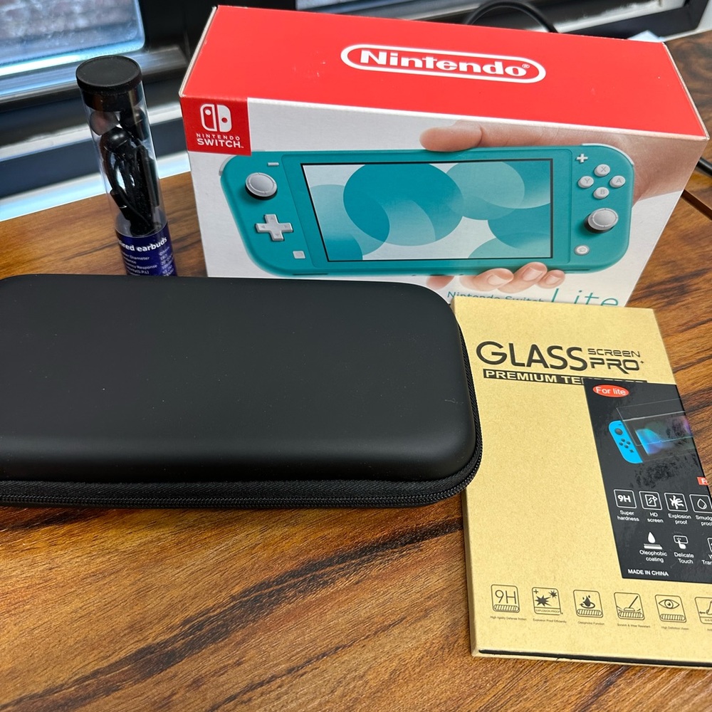 Nintendo - Switch 32GB lite/ Turquoise. Case, glasses screen, earbuds include